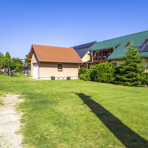 Z&aacute;rt parkol&oacute; ,udvar