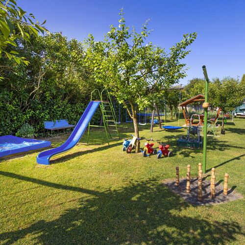 j&aacute;tsz&oacute;t&eacute;r ,udvar