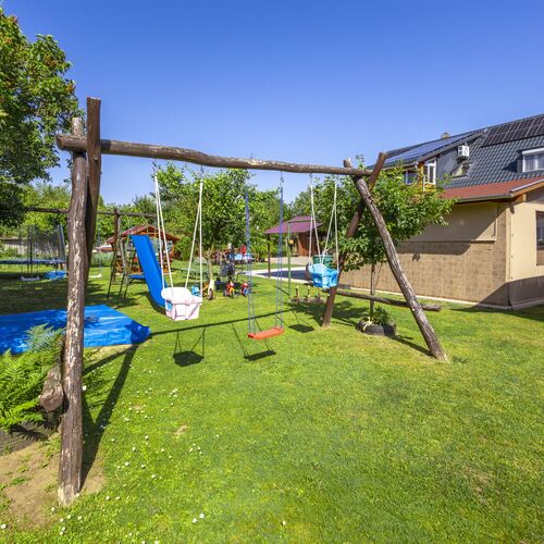 j&aacute;tsz&oacute;t&eacute;r, udvar