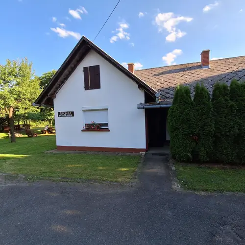 Vend&eacute;gh&aacute;z