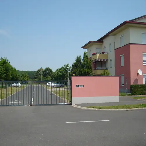 z&aacute;rt udvar,parkol&oacute;