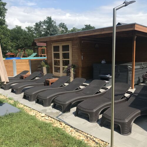 jacuzzi, szauna, napoz&oacute;terasz