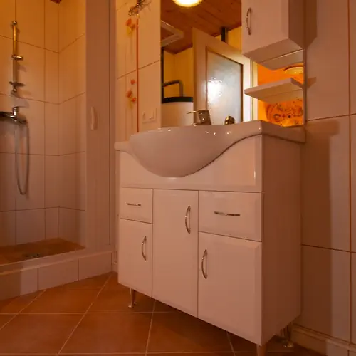 Kis apartman f&uuml;rdő