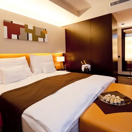 Deluxe lakoszt&aacute;ly