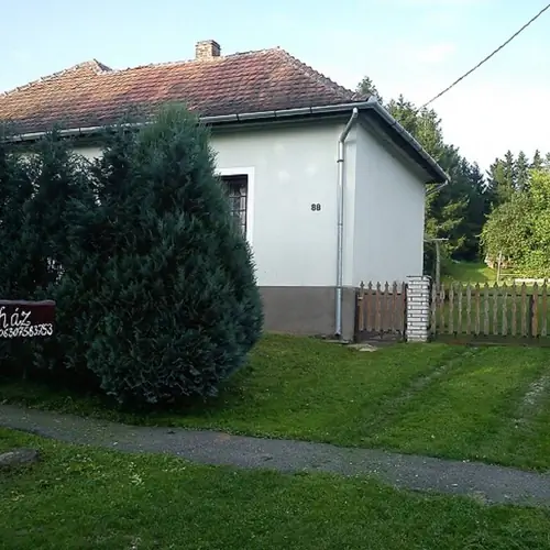 Vend&eacute;gh&aacute;zunk, melyhez nagy , z&aacute;rt udvar tartozik