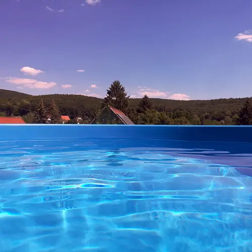 Kil&aacute;t&aacute;s a medenc&eacute;ből.