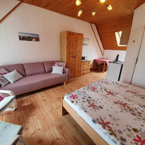 3 - l&ocirc;žkov&aacute; izba s mal&yacute;m balk&oacute;nom na poschod&iacute;