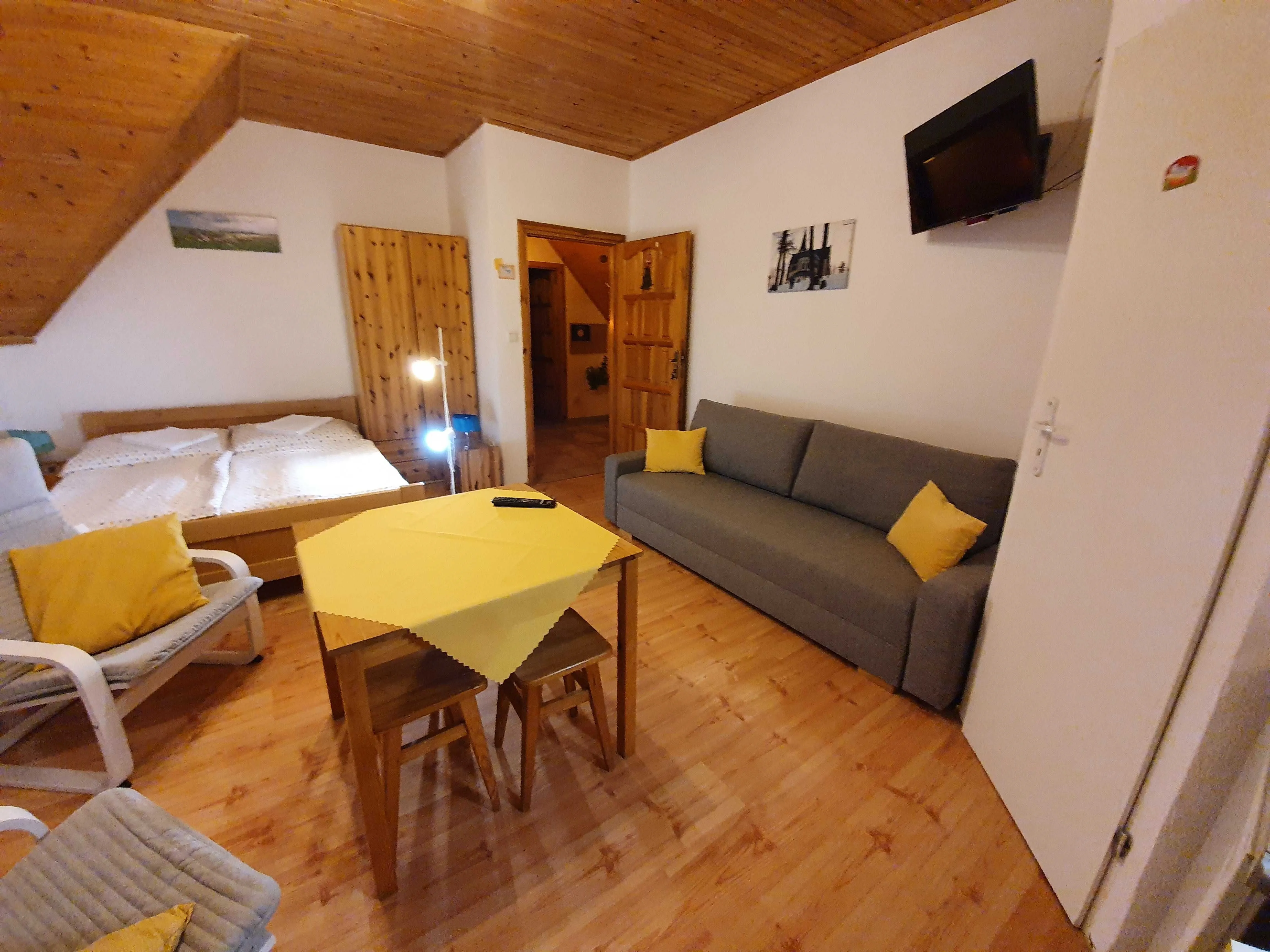 4 -l&ocirc;žkov&aacute; izba s balk&oacute;nom na poschod&iacute;