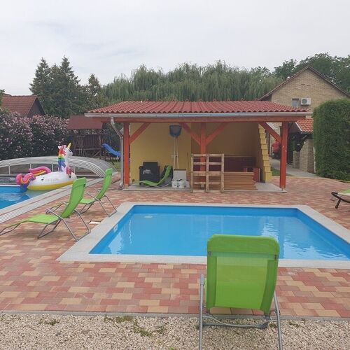 Gyermek medence &eacute;s s&uuml;t&ouml;gető