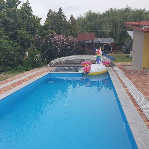 K&uuml;lt&eacute;ri nagy medence &eacute;s udvar