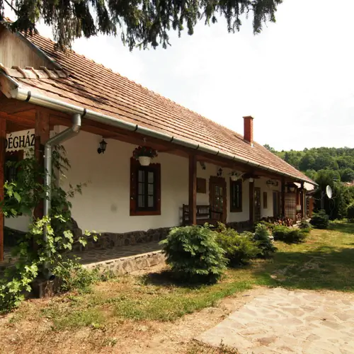 Cserh&aacute;t Vend&eacute;gh&aacute;z A. &eacute;p&uuml;let