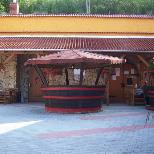 Helli pinc&eacute;szet udvara