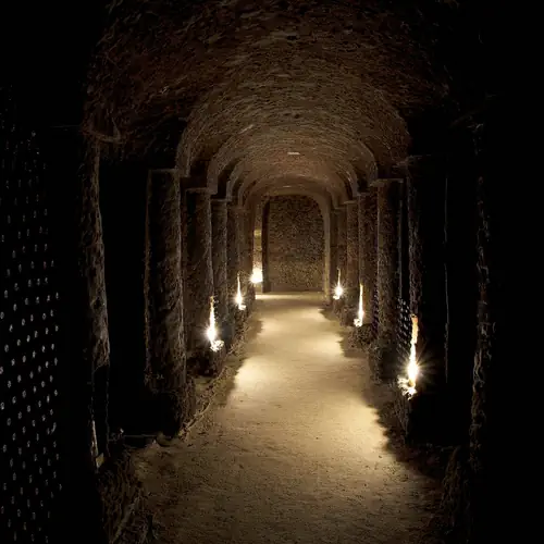 Helli pince palackos bort&aacute;rol&oacute;