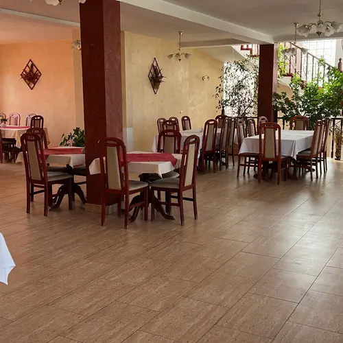 Te invităm să descoperi un loc primitor, cu camere confortabile și o atmosferă plăcută