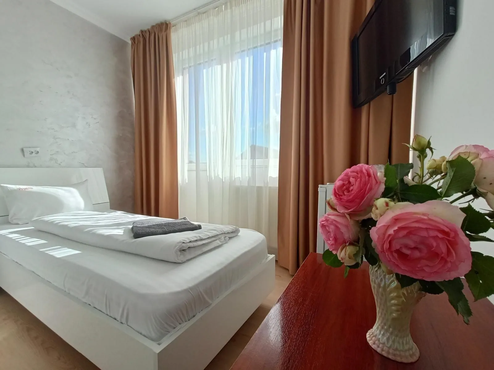 Te invităm să descoperi un loc primitor, cu camere confortabile și o atmosferă plăcută