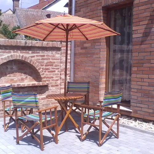 F&eacute;nyk&eacute;p belső udvarr&oacute;l