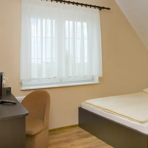 Pok&oacute;j z ł&oacute;żkiem małżeńskim