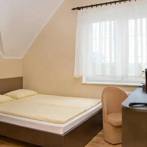 Pok&oacute;j z ł&oacute;żkiem małżeńskim