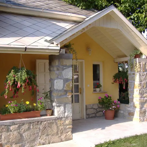 Vendégház - részlet/ konyabejárat