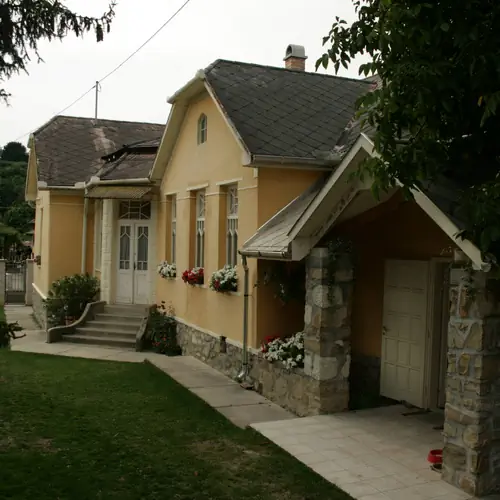 A Vendégház egyik épülete