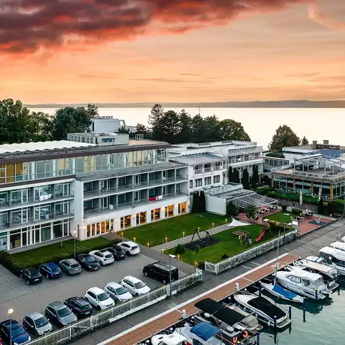 Hotel Yacht Wellness & Business Siófok ****