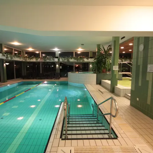 25 m&eacute;teres &uacute;sz&oacute;medence