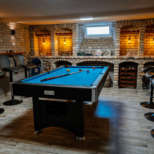 Klubhelyiség, biliárd, darts, csocso