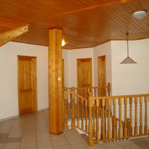 Felj&aacute;r&oacute; a tetőt&eacute;rbe