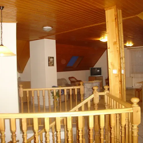 Felj&aacute;r&oacute; a tetőt&eacute;rbe