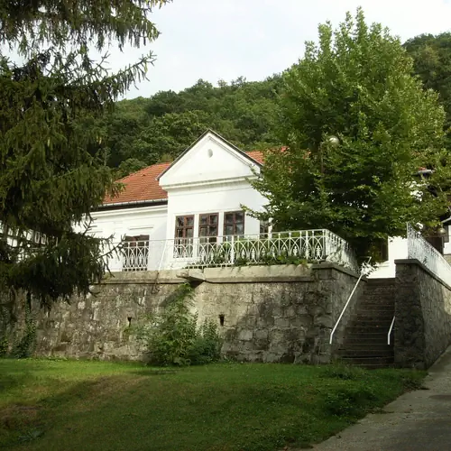 &Uuml;d&uuml;lő fő&eacute;p&uuml;let