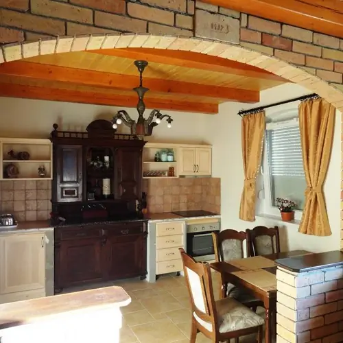 f&ouml;ldszinti konyha+&eacute;tkező