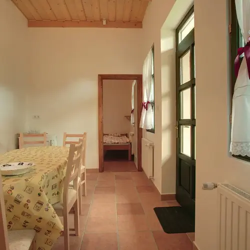 a napf&eacute;nyes h&aacute;ts&oacute; &eacute;tkező