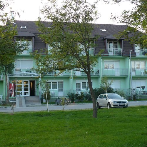 Az apartman-ház és zárt parkolója