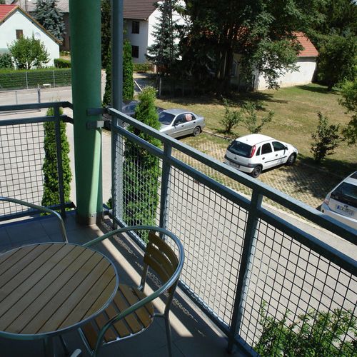 Kertibútorral rendelkező erkély