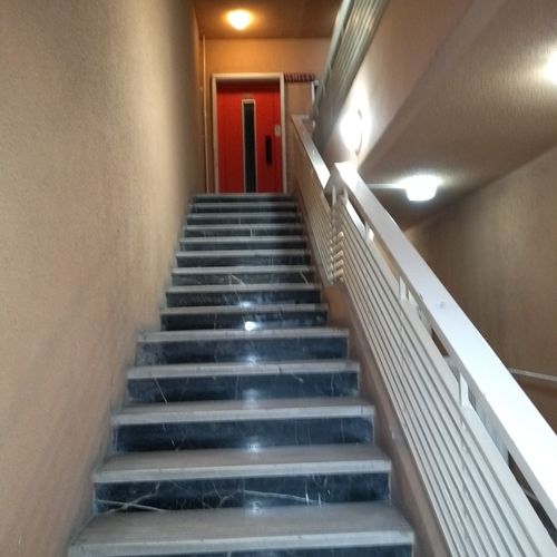 Gyalog vagy lifttel is megközelíthető.