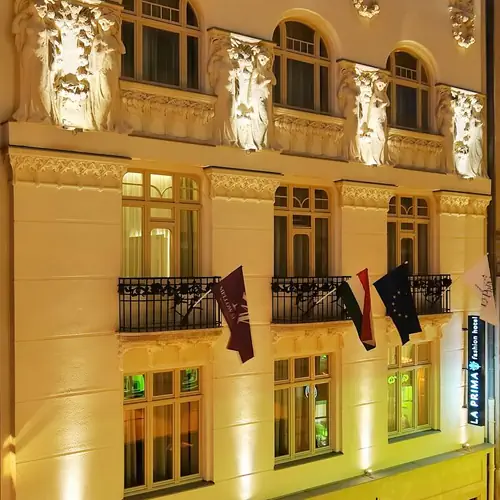 Sz&aacute;lloda homlokzat