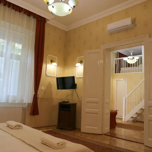 Csal&aacute;di-gal&eacute;ri&aacute;s szoba, apartmanh&aacute;z-recepci&oacute;t&oacute;l 80m-re/ 4-6fő-lek&eacute;r&eacute;s alapj&aacute;n