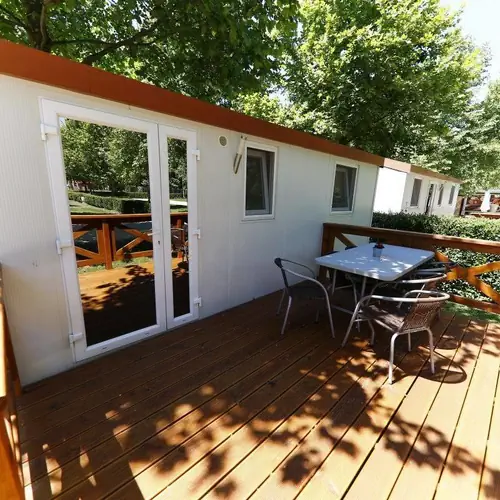 Mobilh&aacute;z 4+2 kisebb gyermek vagy 1 felnőtt r&eacute;sz&eacute;re terasszal