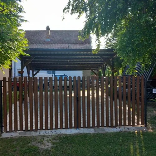 Fedett g&eacute;pkocsi be&aacute;ll&oacute;