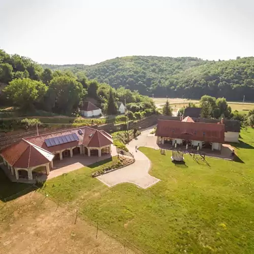 Naspolya Panzió és Étterem Bátaapáti