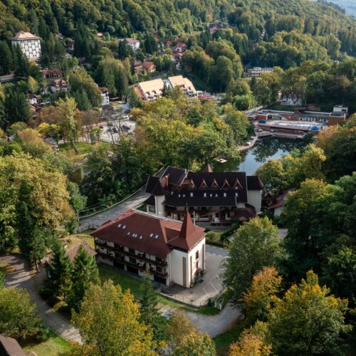 Priveliște din natură cu orizont larg, văzută de departe și de la înălțime.