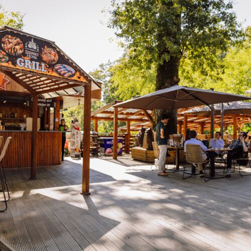 Terasa este dotată cu bar și zonă de grill, oferind o frumoasă priveliște către lac.