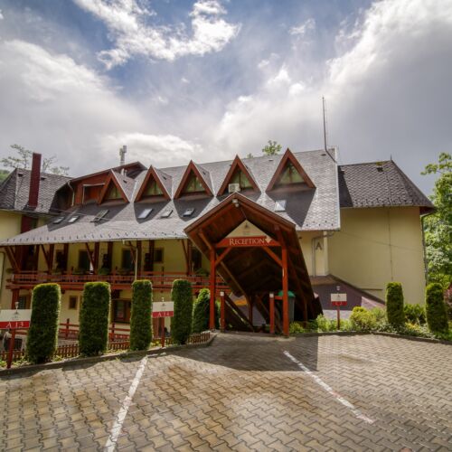 Fiecare cameră are loc de parcare cu barieră și supraveghere video.