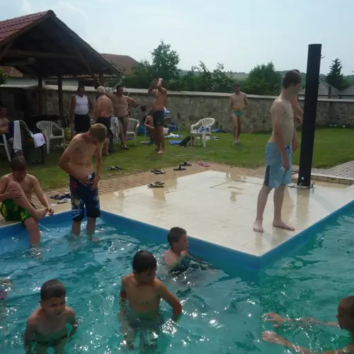 K&uuml;l&ouml;n&aacute;ll&oacute; medence