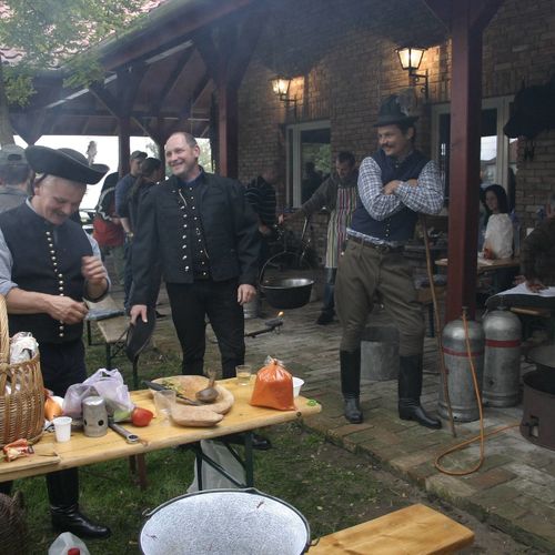 tradicionális ételkészítés (traditional to get a meal)