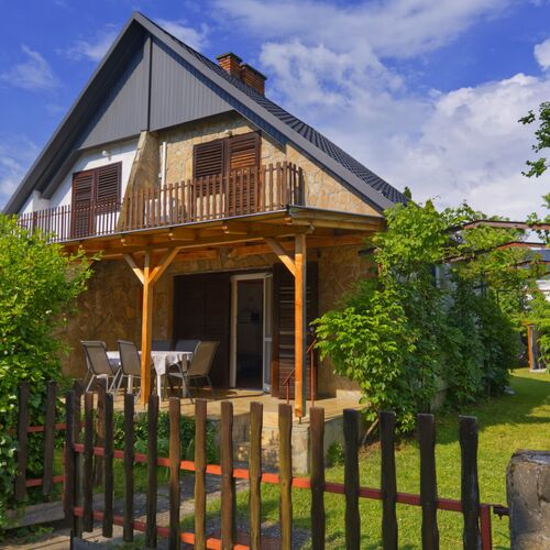 A nyaral&oacute; az ikerh&aacute;z jobb oldala