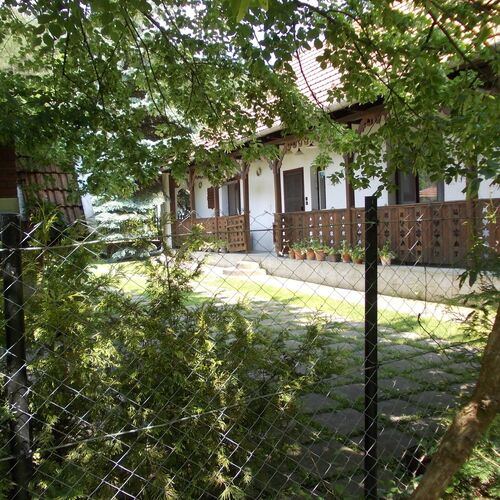 T&oacute;bik H&aacute;z 1. Udvar