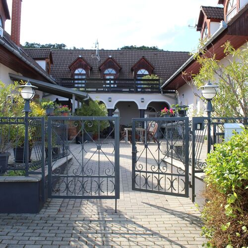 Zafír Panzió és Étterem Balatongyörök