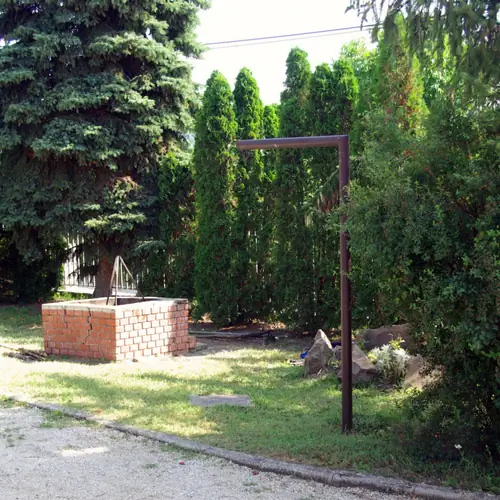 A kert a tűzrak&oacute;hellyel