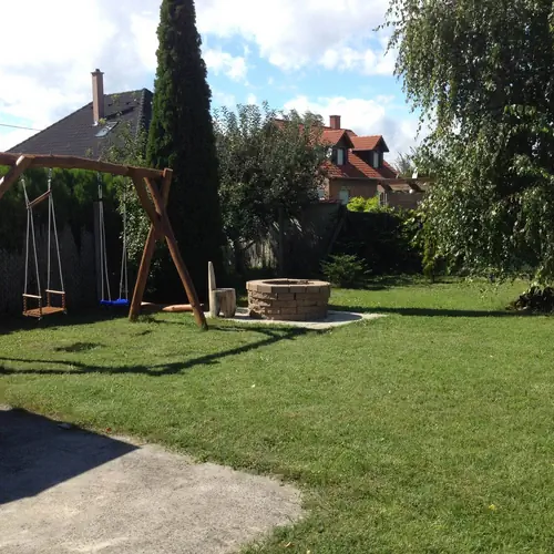 K&eacute;p a kertről hinta gyerekeknek